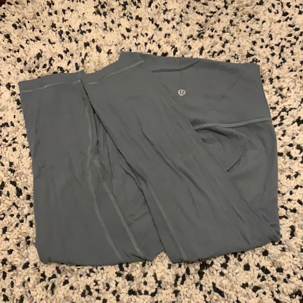 grey/blue short lululemon leggings
